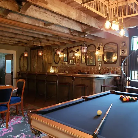 Cedar Oaks Inn The Birdcage Saloon